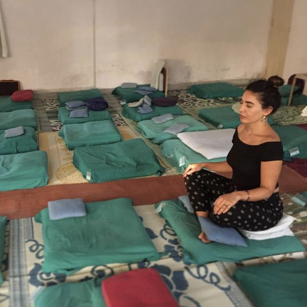 Vipassana meditatie – 10 dagen stilte en zelfinzicht Persoon in stilte zittend in een natuurlijke omgeving, symbool voor Vipassana meditatie en innerlijke rust