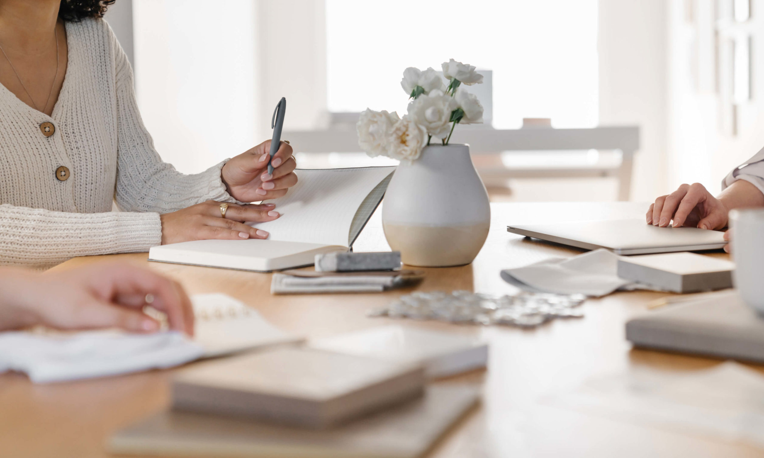 macht-persoonlijk-leiderschap-kardelen-guidance.jpg Persoon die met gesloten ogen naar binnen keert, hand op de buik, zittend in een rustige ruimte – verbeelding van innerlijke kracht, zelfonderzoek en persoonlijk leiderschap